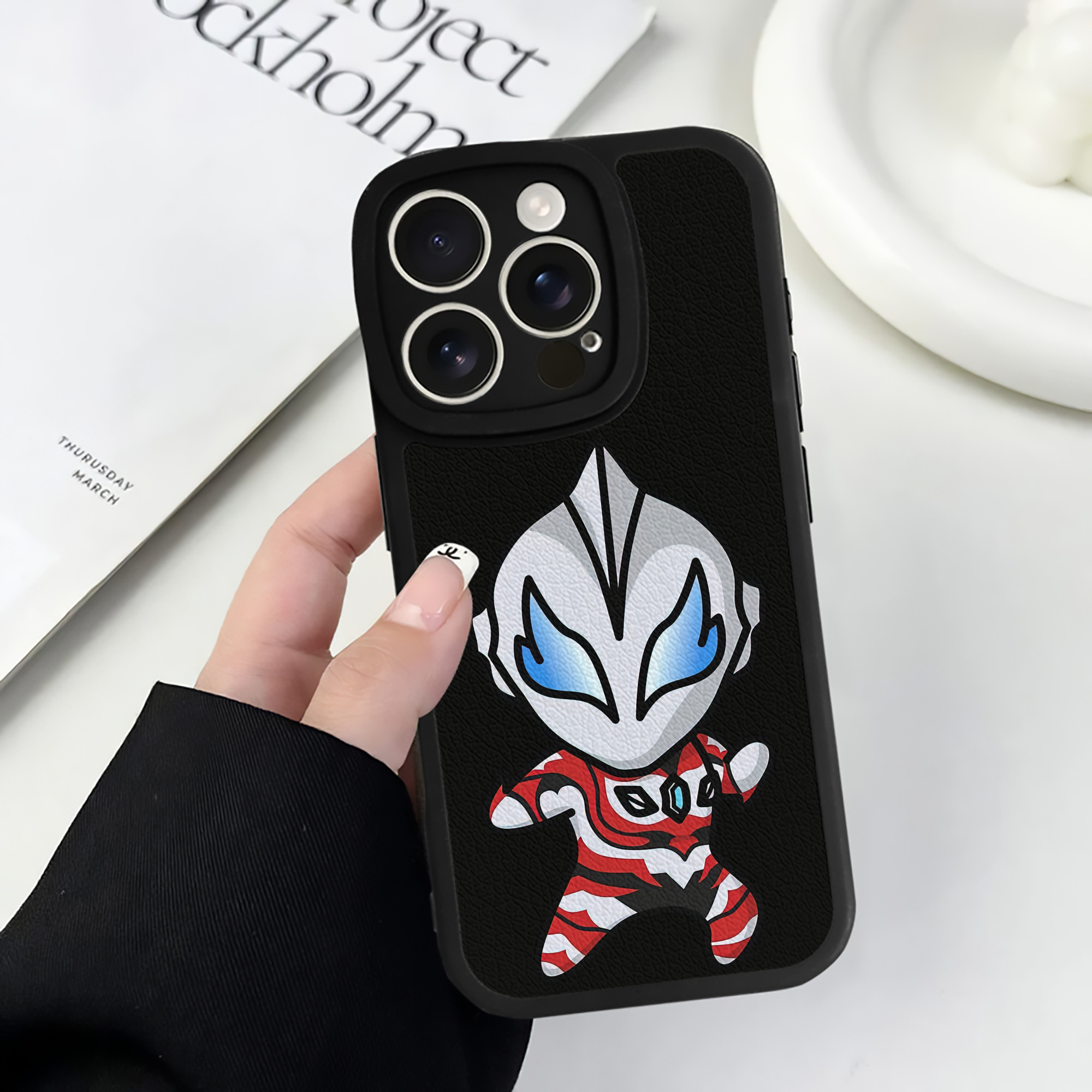 （画像用） ウルトラマン Ultraman 【iPhone 16シリーズ対応】シリコンスマホケース（レザー調） 材質：シリコン